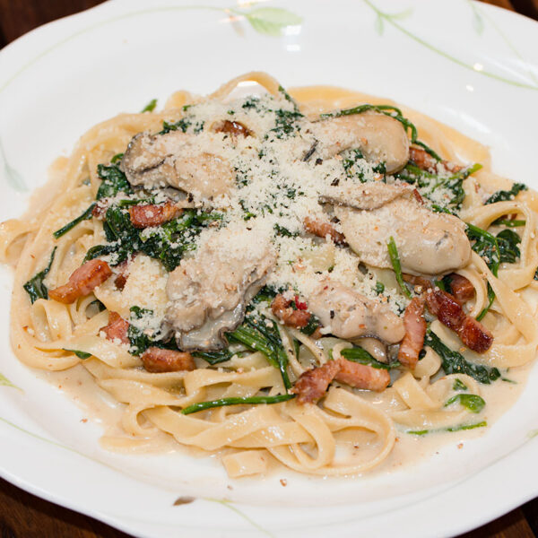 牡蠣とベーコン、ほうれん草のフェトチーネ