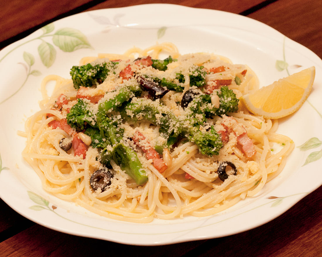 菜の花とベーコンのスパゲティ（ワインソース）